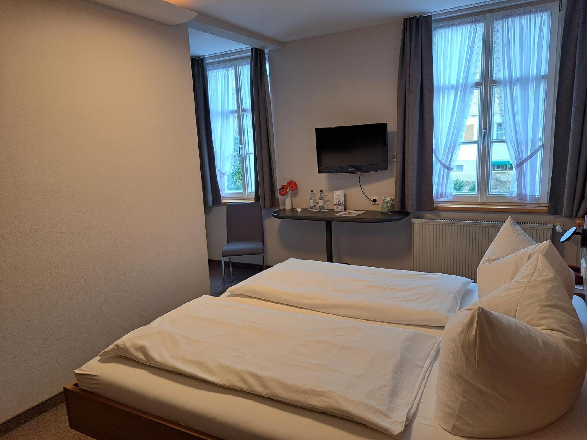 Landgasthof Roessle - Beim Kraeuterwirt オーバーシュタウフェン エクステリア 写真